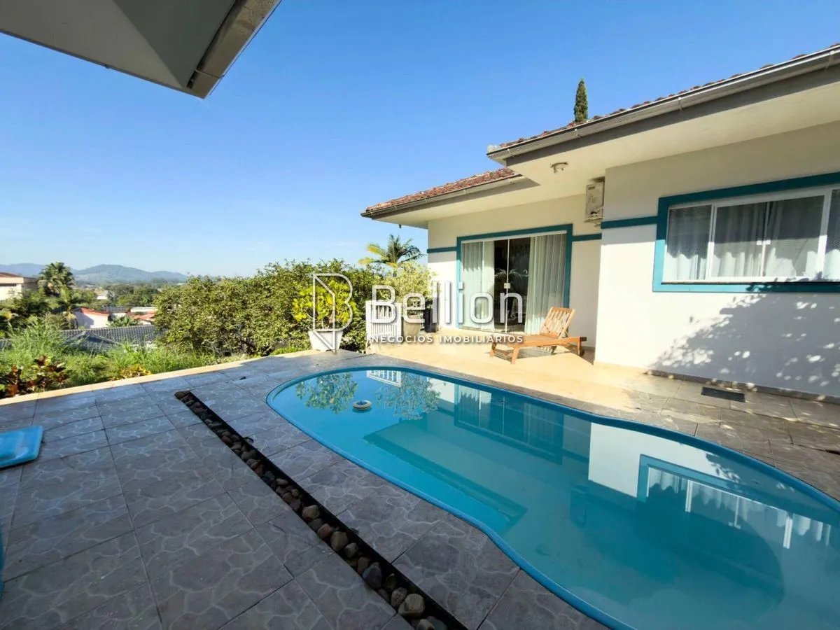 Imagem Casa semi mobiliada, com amplo terreno e piscina no Centro de Rio dos Cedros