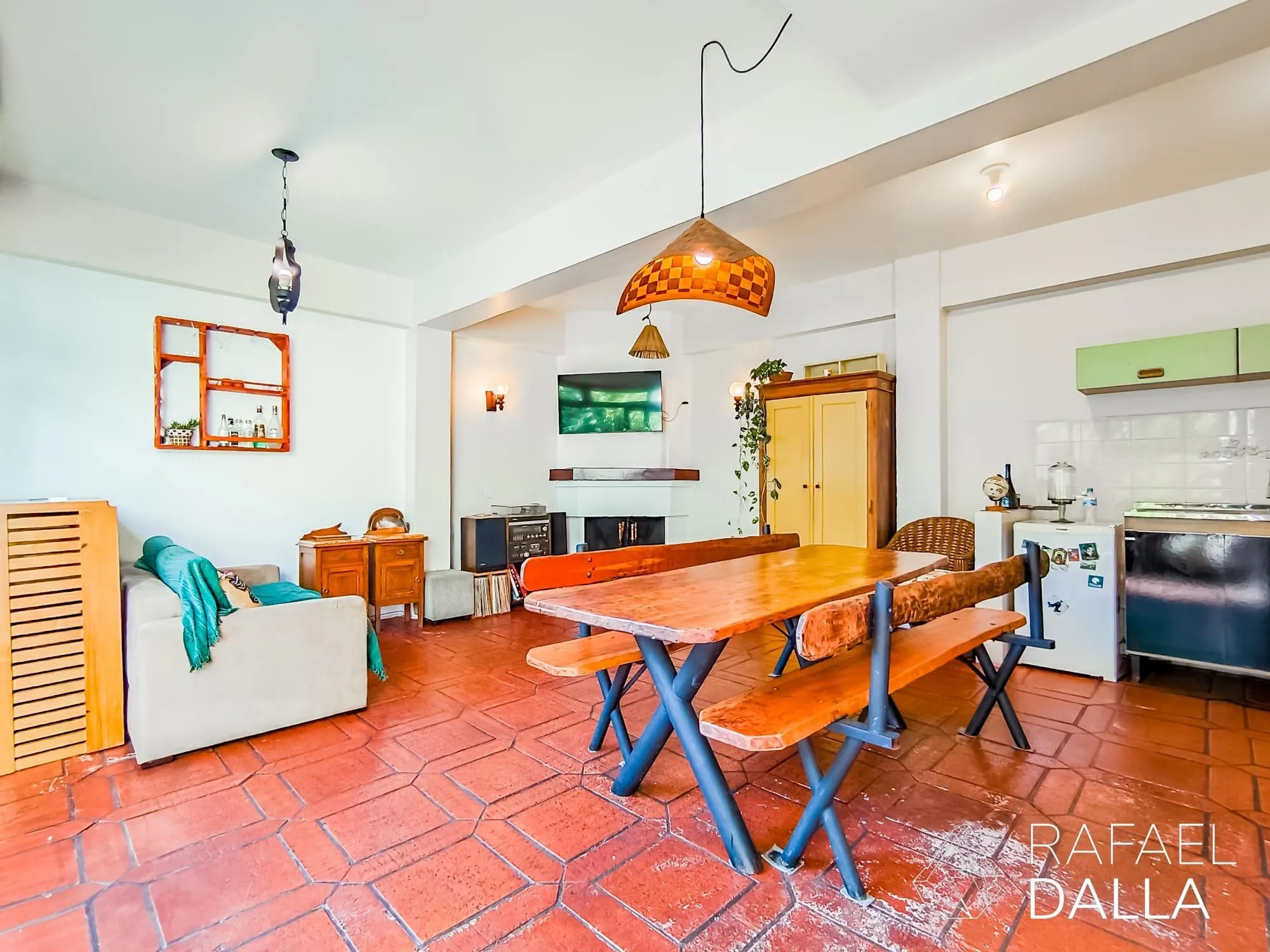 Imagem Casa impecável na Lopo Gonçalves com 4 dormitórios, garagem e pátio amplo