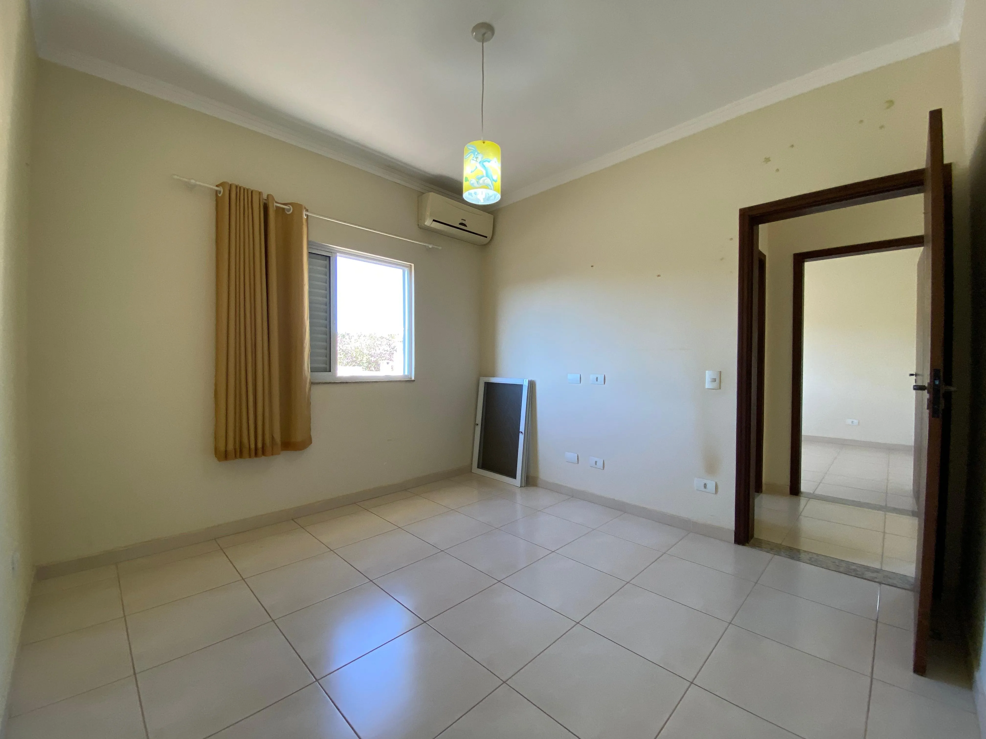 Imagem Excelente Oportunidade, Casa de 347M² de 3 Dormitórios sendo 1 Suíte Master à 10min. do Parque Campolim