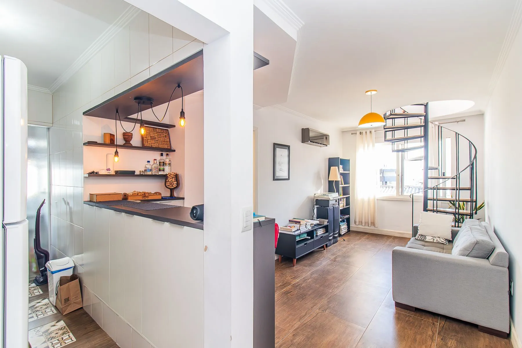 Imagem Amplo apartamento duplex com 2 dormitórios e 1 vaga de garagem.