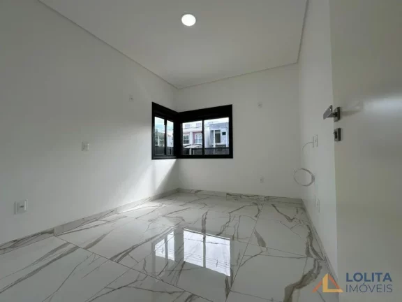 Imagem CASA COM 3 QUARTOS E 2 VAGAS DE GARAGEM À VENDA EM SÃO JOSÉ/SC
