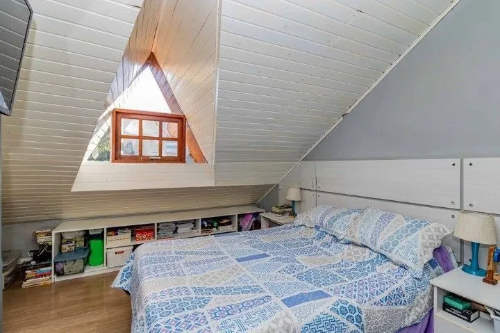 Imagem Casa de 3 dormitórios, em condomínio fechado na zona sul de Porto Alegre, com lareira, churrasqueira e vaga de garagem.