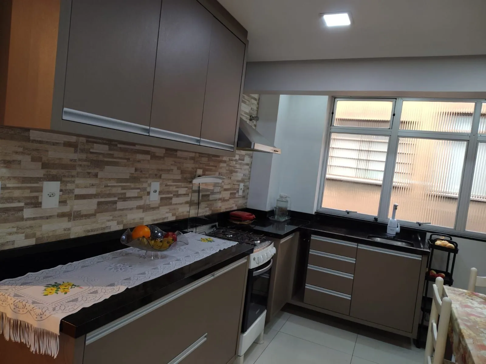 Imagem Apartamento Espaçoso no Centro Histórico com Móveis Sob Medida