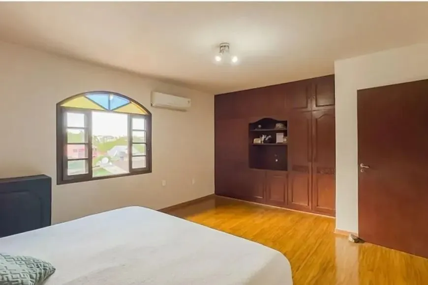Imagem Casa térrea com 4 dormitórios, suíte e 2 vagas.