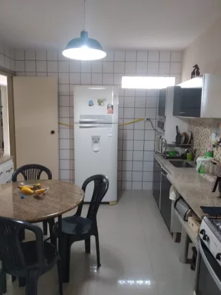 Imagem De frente para o mar da Praia do Morro 3 quartos sendo uma suíte +DCE duas vagas de garagem. Prédio com área de lazer
