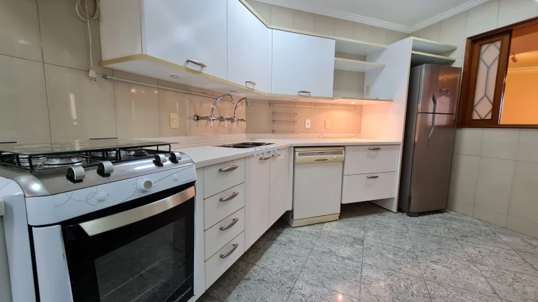 Imagem Vende lindo apartamento de 120m², com 3 dormitórios, sendo 1 suíte e 2 vagas. Totalmente reformado.