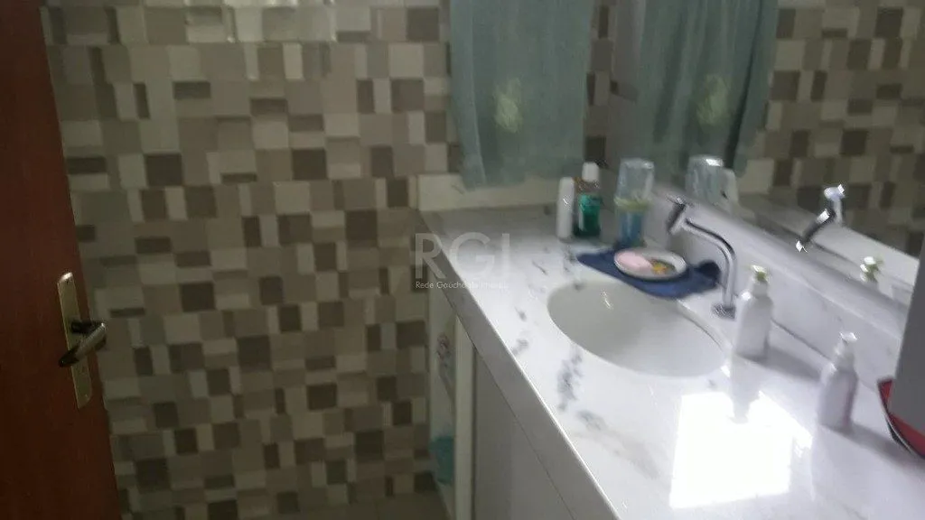 Imagem Casa para Venda - 228m², 3 dormitórios, 3 vagas - Teresópolis