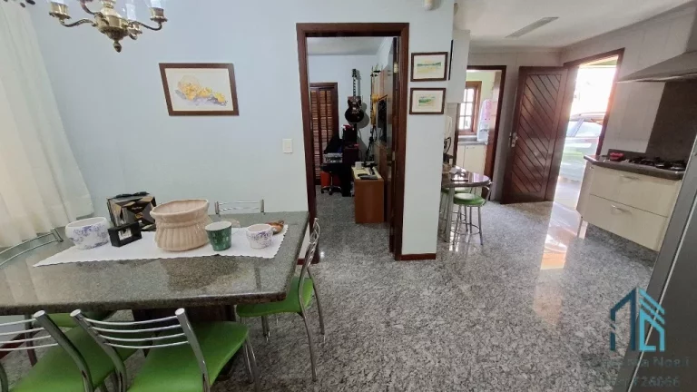 Imagem Casa com edícula, 04 quartos sendo 2 suítes, amplo terreno fundos, no Atuba em Curitiba PR