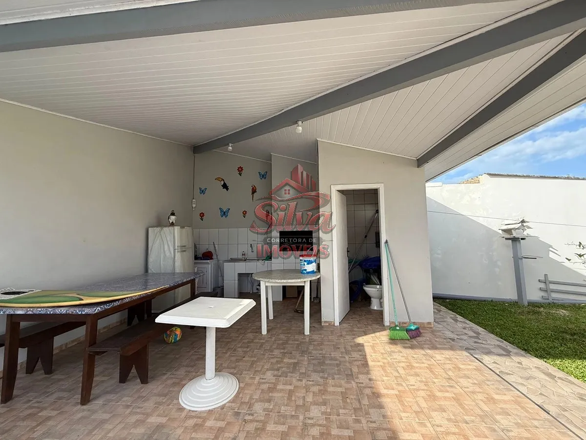 Imagem Casa 3 dormitórios com piscina a 250m do mar