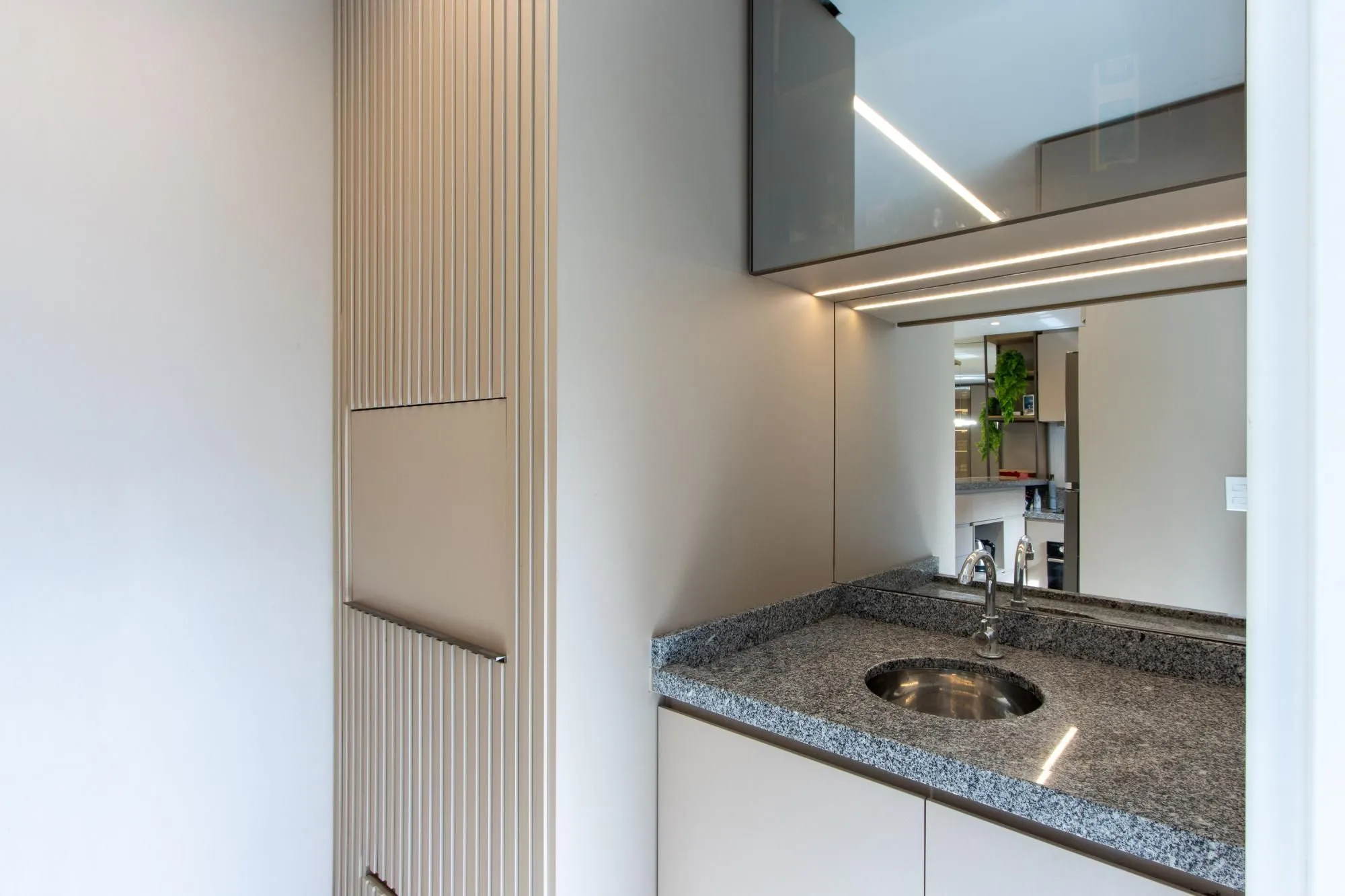 Imagem Sobrado para Venda - 95,16m², 3 dormitórios, sendo 1 suites, 2 vagas - Hípica
