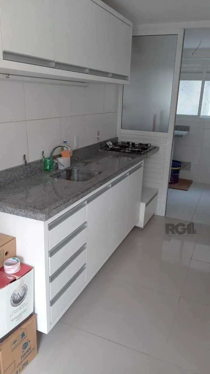 Imagem Apartamento com TERRAÇO, localizado num dos mais sofisticados bairros de Porto Alegre, bairro Rio Branco. Apartamento totalmente mobiliado.