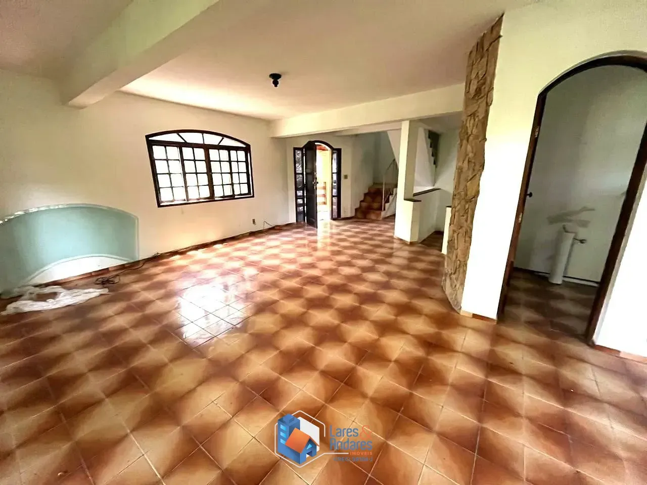Imagem CASA À VENDA COM TERRENO DE 1500 M², POÇO ARTESIANO, 4 DORMS (2 SUITES), 3 SALAS, SENDO 1 COM LAREIRA, COZINHA COM ARMÁRIOS E DISPENSA, MAIRIPORÃ, SP.