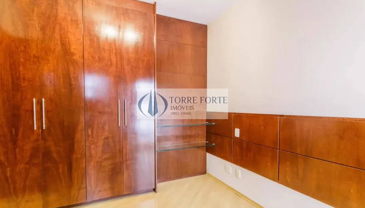 Imagem Lindo apartamento com 3 dormitórios, 2 vagas e varanda em Moema