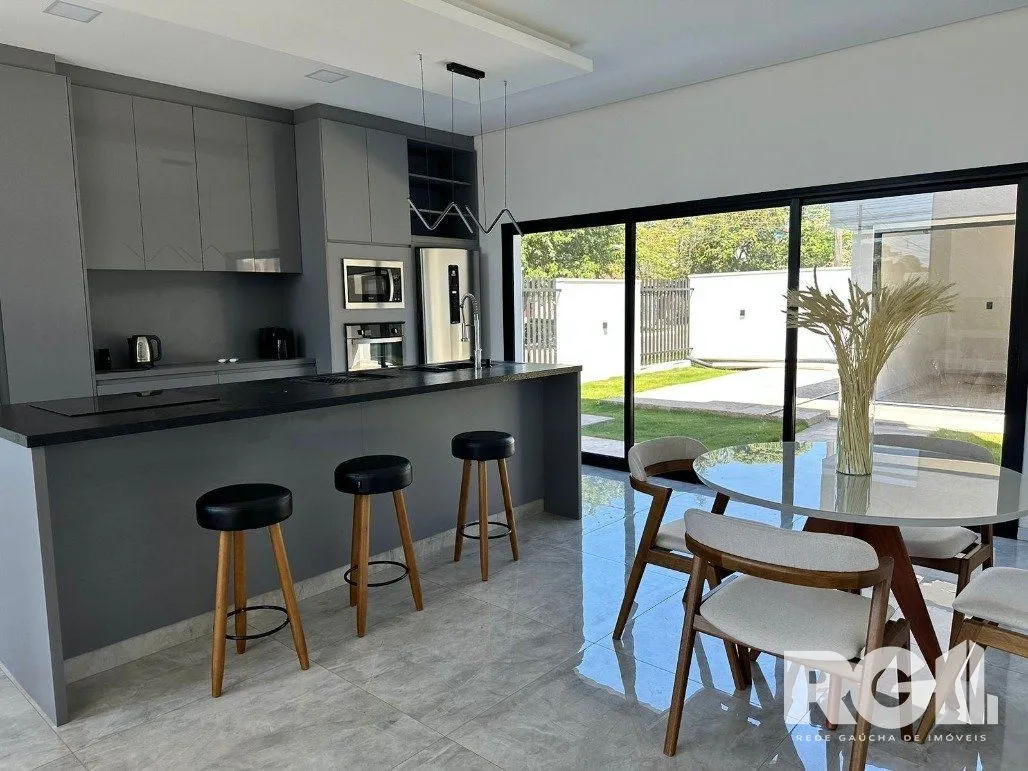 Imagem Casa de alto padrão a venda, totalmente mobiliada, com 2 dormitórios, 1 suite e 2 vagas no centro de Nova Santa Rita.