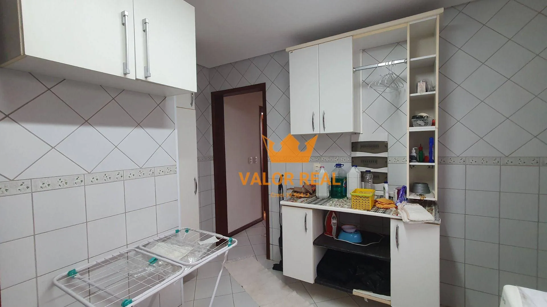 Imagem Casa em Condomínio de Alto Padrão, Venda ou Locação: AT 720 m2 e AC 390 m2, 4 suites, 4 vagas, piscina.