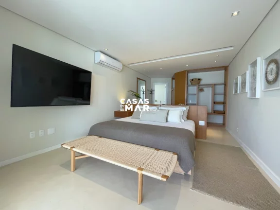 Imagem Casa de Luxo à Beira-Mar em Condomínio na Vila Velha, Angra dos Reis-RJ: 6 Quartos, 6 Suítes, 7 Salas e 7 Banheiros.