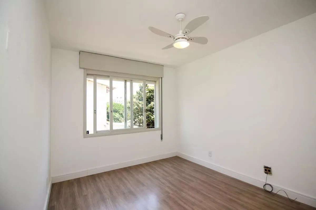 Imagem Apartamento com 2 dormitórios, banheiro auxiliar e 2 vagas cobertas.