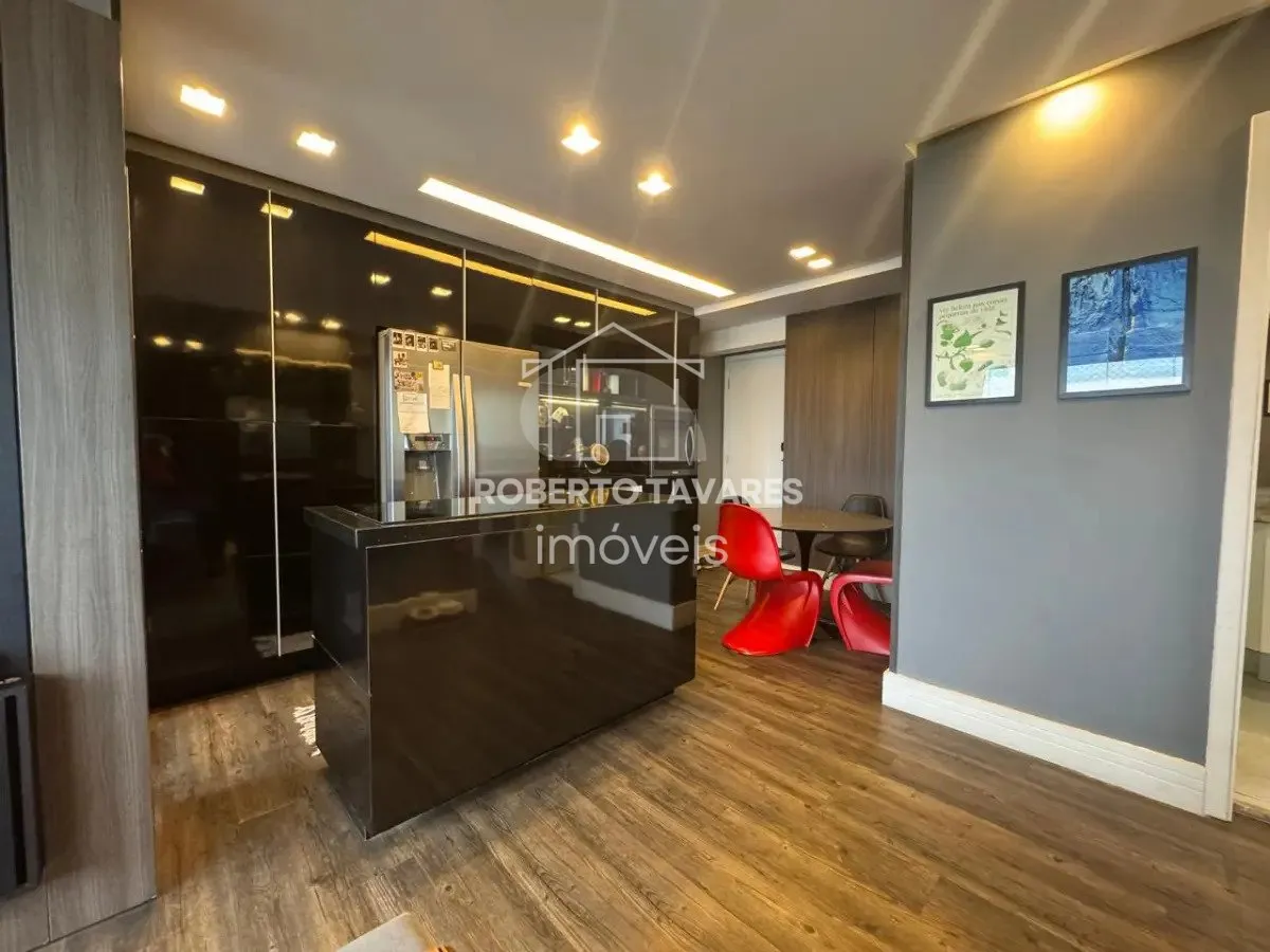 Imagem Apartamento mobiliado com 50 m², muito bem distribuídos, com 2 dormitórios, sendo 1 suíte, 1 vaga de garagem além de estar repleto de armários planejados.