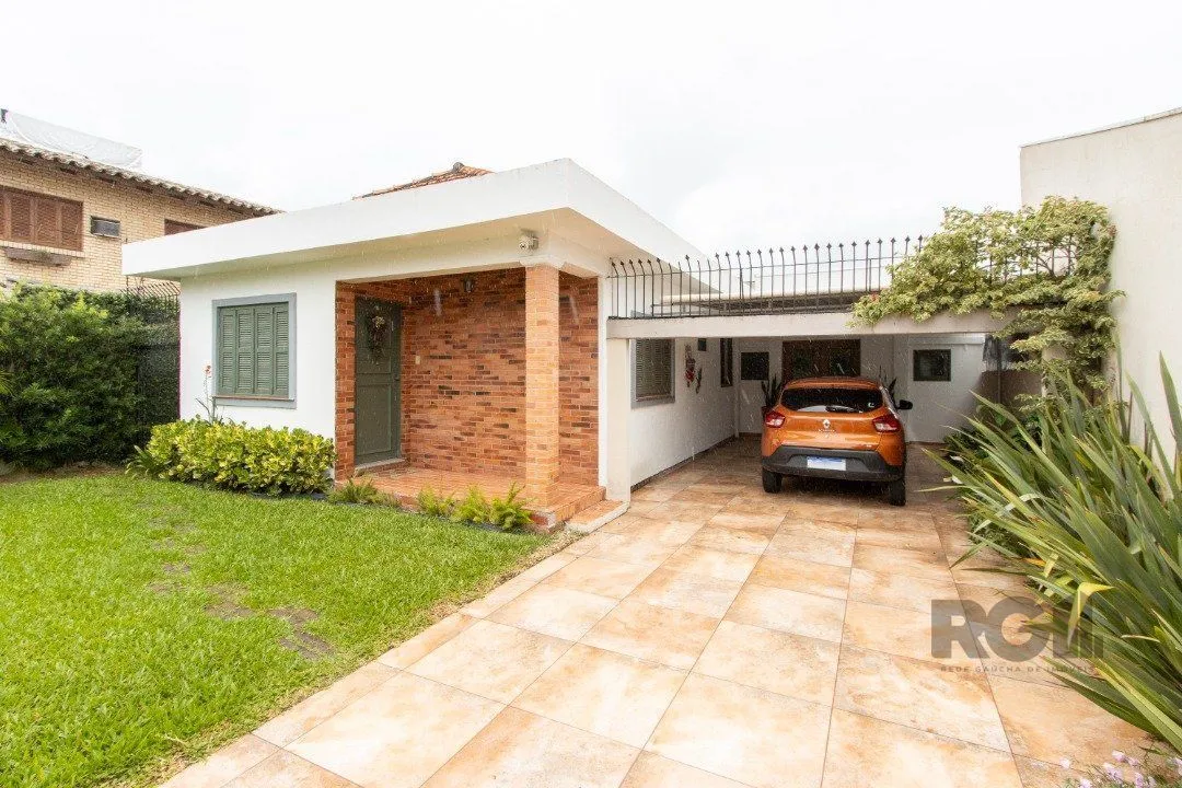 Imagem Casa térrea, 3 quartos, edícula, com 2 suites, pátio - Bairro Guarujá