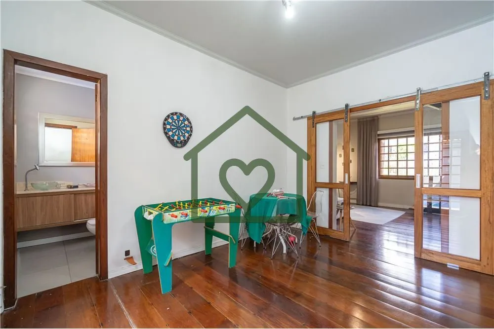 Imagem Casa com 4 dormitórios (1 suíte com closet), sacada em todos os quartos, estar íntimo com lareira...