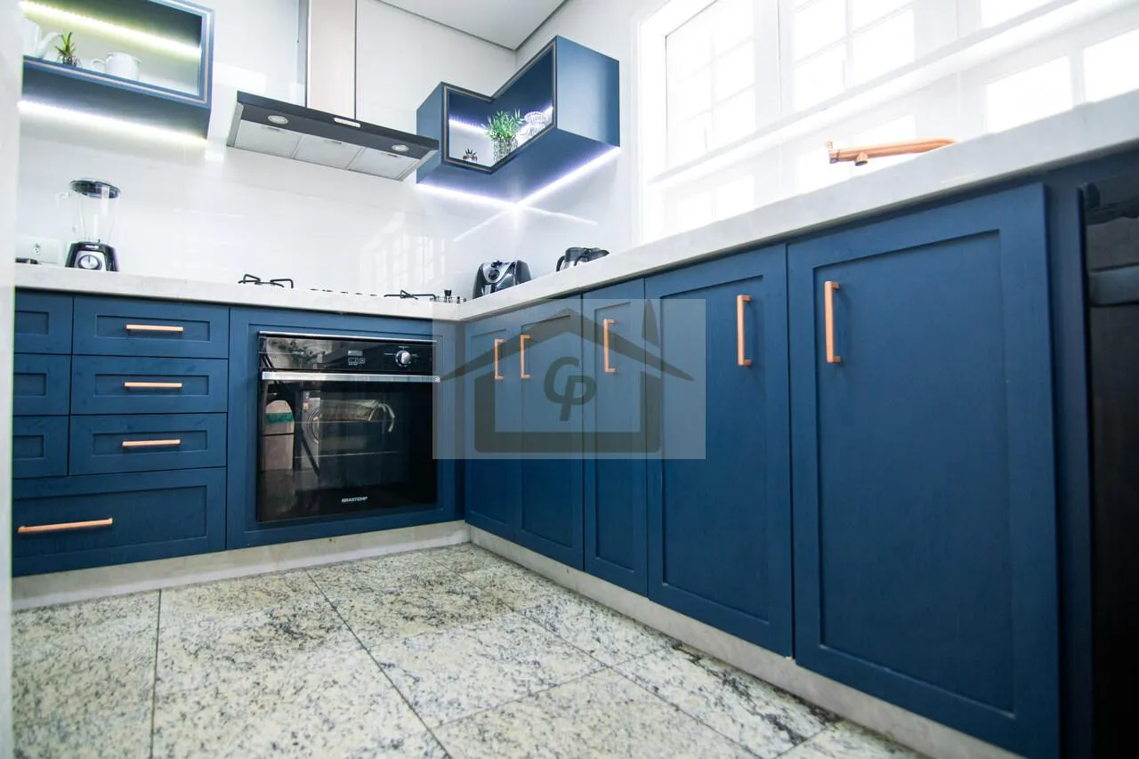 Imagem Casa de estilo Neo-Clássico recém-reformada e ampliada, 4 quartos sendo 2 suítes, 4 vagas