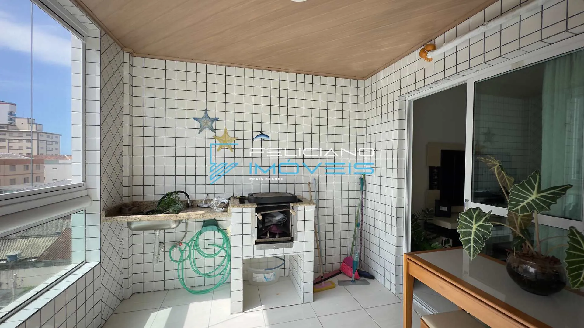 Imagem Apartamento na Ocian com 2 dormitórios e área de lazer.