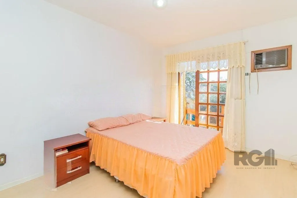 Imagem Casa de 4 dormitórios no bairro Cavalhada