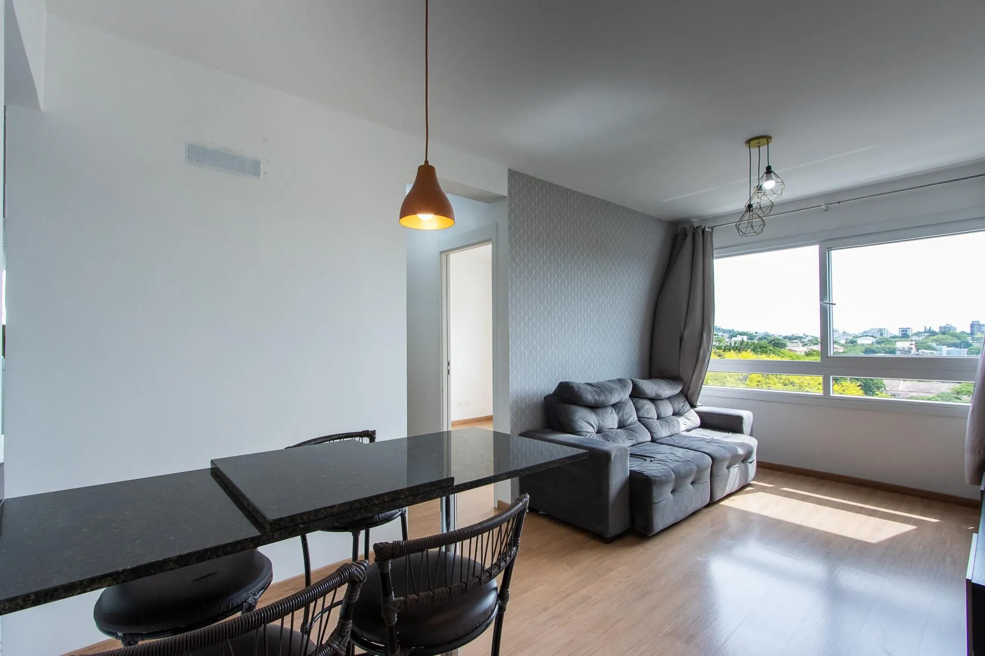 Imagem Apartamento de 2 dormitórios com suíte, churrasqueira e infraestrutura completa na Zona Sul de Porto Alegre.