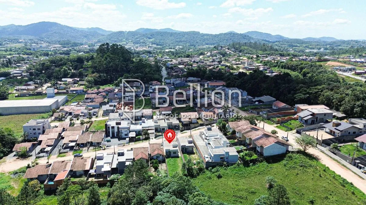 Imagem Residência situada em um bairro tranquilo em Timbó. Com um terreno espaçoso de 262,50 m², esta propriedade oferece um espaço para sua família desfrutar.
