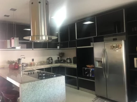 Imagem CASA COM 4 SUÍTES NA RUA 01 JOCKEY, CONDOMÍNIO FECHADO COM PORTARIA 24 HORAS, LOTE QUITADO E ESCRITURADO
