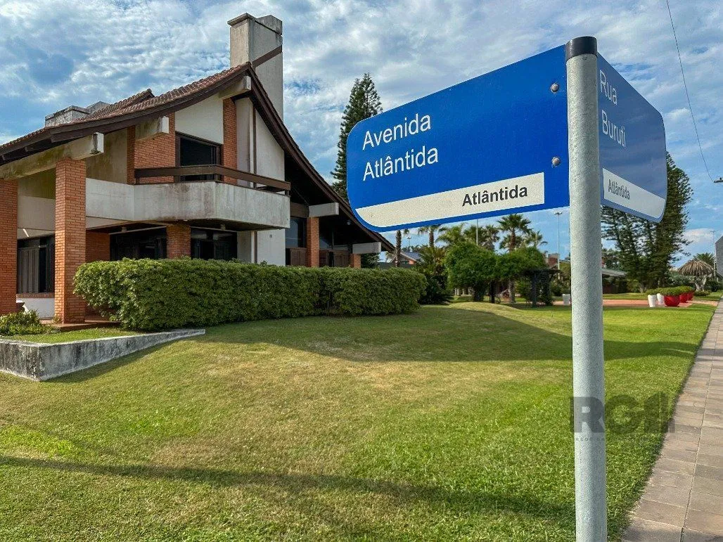 Imagem Icônica Casa para comprar a poucos metros do mar em Atlântida