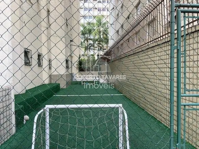 Imagem Amplo apartamento 165M² à venda com 4 dormitórios, sendo 2 suítes, living para 3 ambientes, cozinha com armários embutidos e área de serviço com quarto e banheiro. Conta com 2 vagas de garagem.