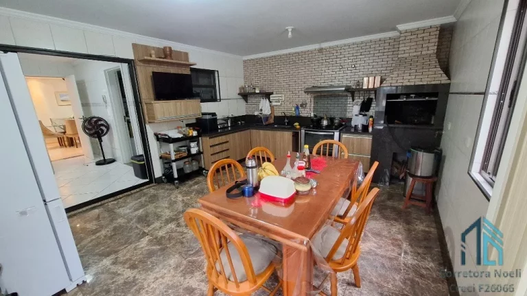 Imagem Prédio/comercial/residencial, 04 Cj e 02 lojas, + Casa com 07 suítes, no Bacacheri em Curitiba PR