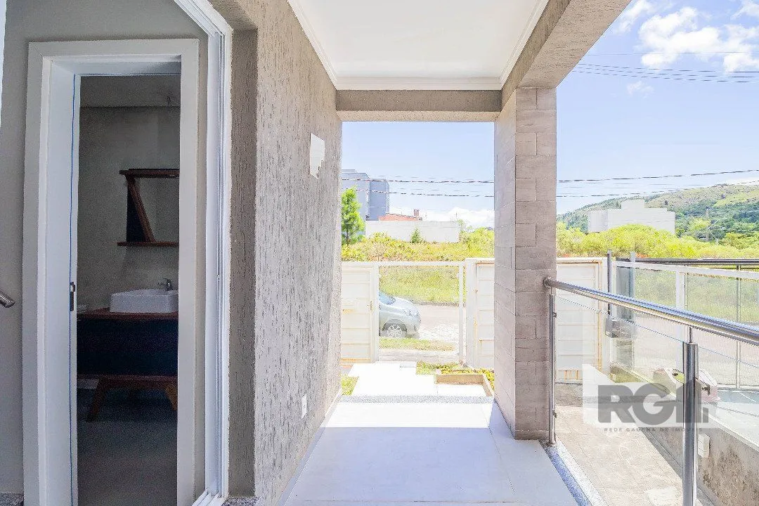Imagem Sobrado, 185 metros quadrados privativo, com 3 quartos, 1 suíte, Living e cozinha integrados, lareira, churrasqueira, lavabo e 2 vagas de garagem. e 2 vagas de garagem