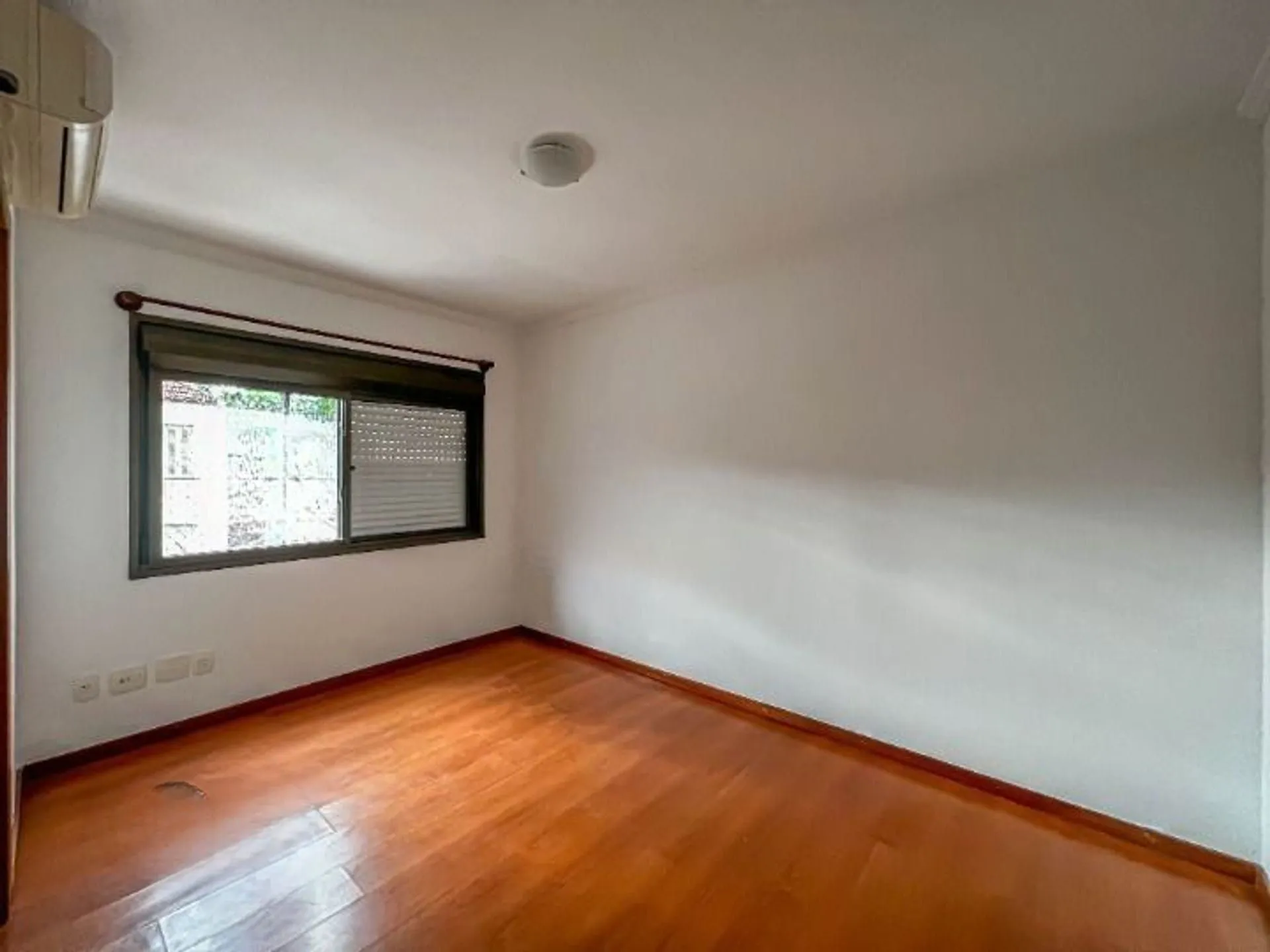 Imagem Apartamento de 3 quartos, suíte e 1 vaga de garagem no bairro Menino Deus em POA