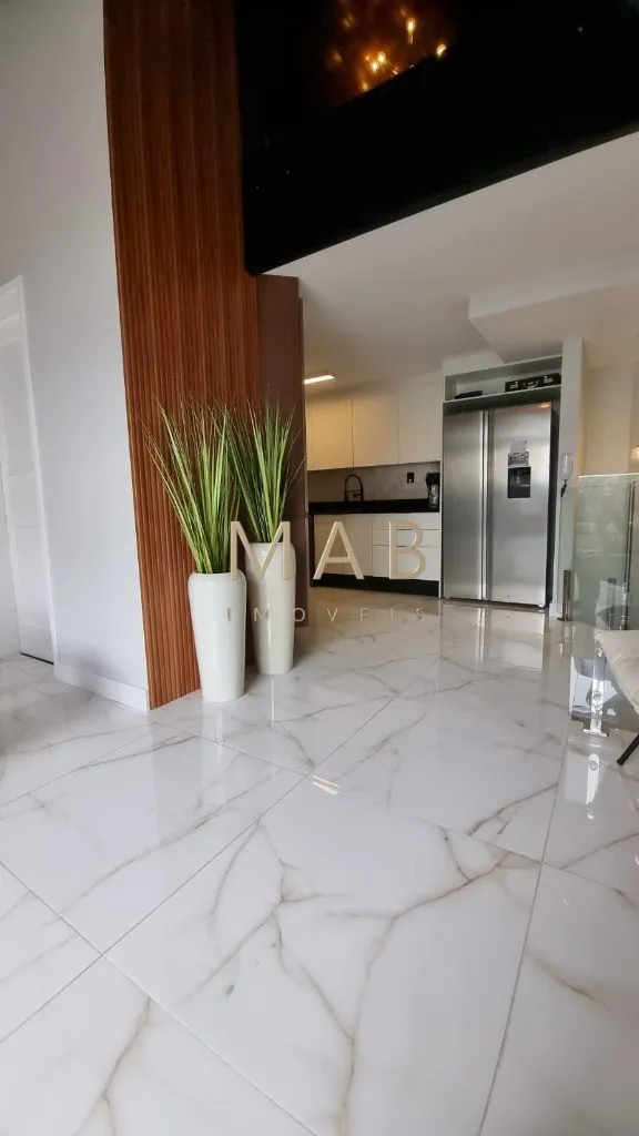 Imagem TRIPLEX FRENTE MAR NA PRAIA DOS INGLESES | FLORIANÓPOLIS Existem imóveis bonitos? E existem imóveis que despertam desejo no primeiro olhar.