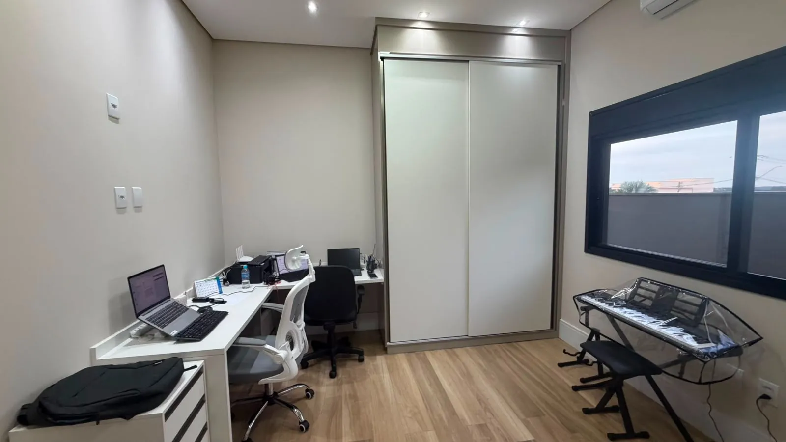 Imagem Casa de Alto Padrão à Venda no Village Ipanema I, Araçoiaba da Serra. 1.030 m² de terreno | 313 m² construídos | 3 suítes | 4 vagas | Piscina aquecida