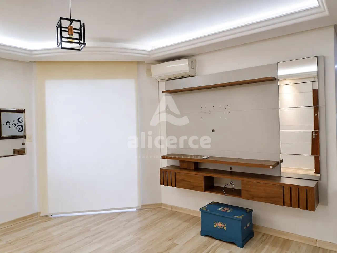 Imagem Apartamento semi mobiliado, 3 dorm. com suíte, andar alto e vista livre em Barreiros - São José - SC