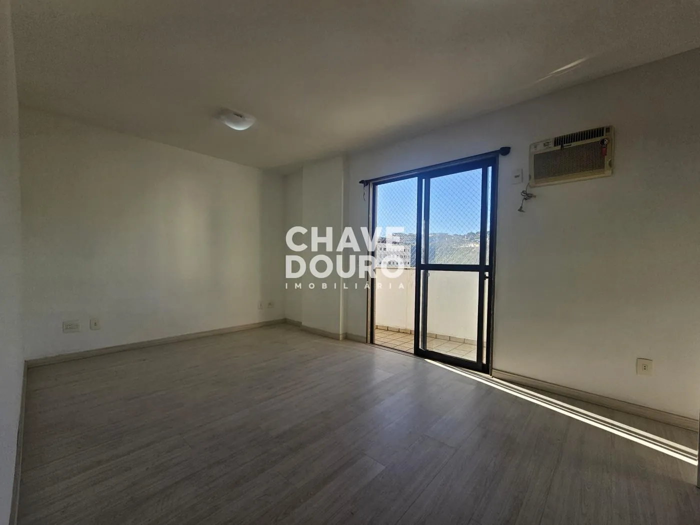 Imagem Apartamento de 2 Quartos (sendo 1 suíte com varanda) + Dependência e 1 Vaga