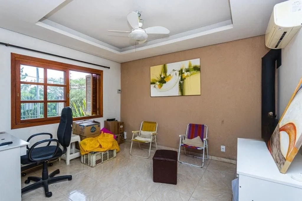 Imagem Casa de 3 dormitórios no Bairro Lomba do Pinheiro - Porto Alegre