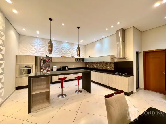 Imagem Casa t?(C)rrea em condomínio com piscina, vista permanente e 03 suítes.