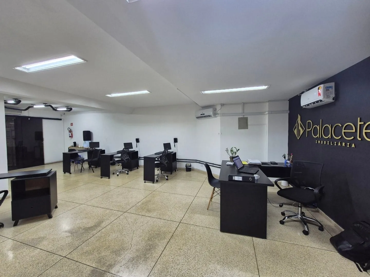 Imagem Amplo e Funcional Ponto Comercial no Térreo do Edifício Vieira Santos no Centro, Próximo a Tudo o Que Você Precisa