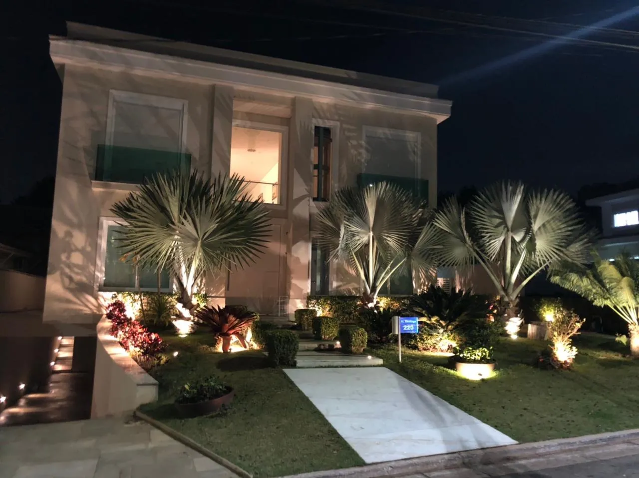 Imagem Casa 4 suítes MOBILIADA e decorada para locação e ou venda