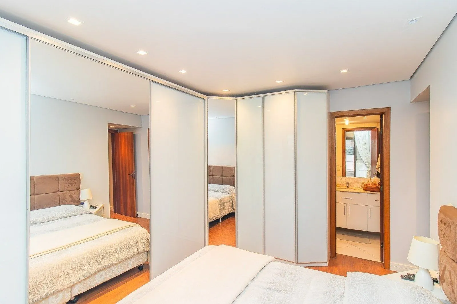 Imagem Apartamento Reformado e Mobiliado com 101m² e 2 Vagas no Coração do Rio Branco