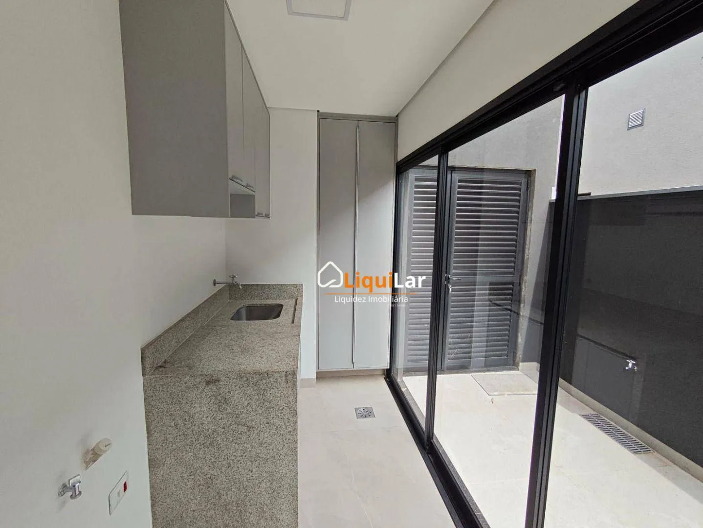 Imagem Sobrado de Alto Padrão no Alphaville II com 4 Suítes, Piscina e Suíte Master com Closet