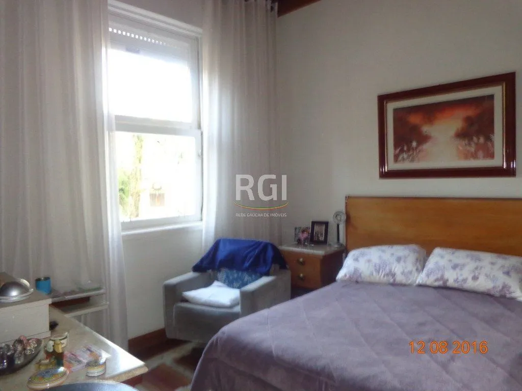 Imagem Casa para Venda - 240m², 6 dormitórios, 4 vagas - Teresópolis