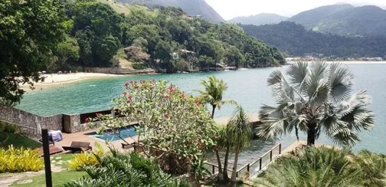 Imagem Área de Terras 113.554m² e BENFEITORIAS, na Praia de Caetés, Angra dos Reis - RJ Projeto do arquiteto Vicente Giffoni, para construção de Empreendimento com pousada (12 suítes) e Bangalôs (30 unidades).LANCE R$ 30.000.000,00
