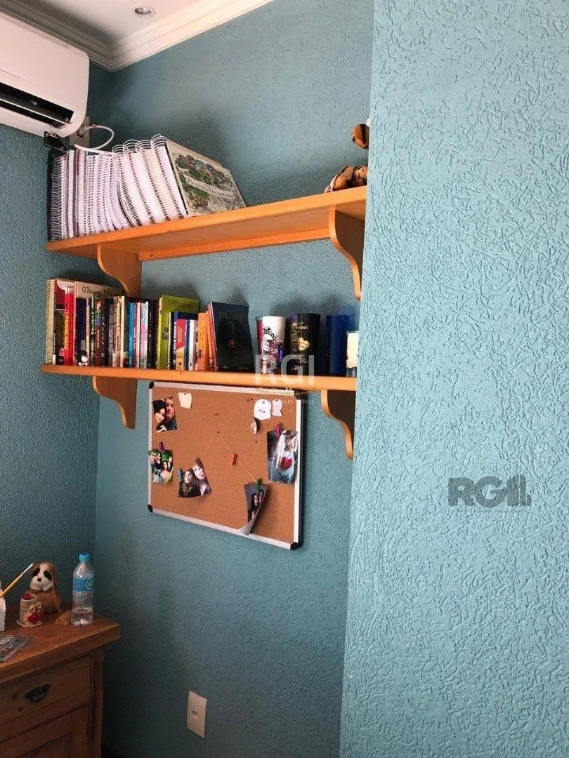 Imagem Casa residencial de 3 dormitórios sendo um uma suíte localizada no bairro Guarujá.