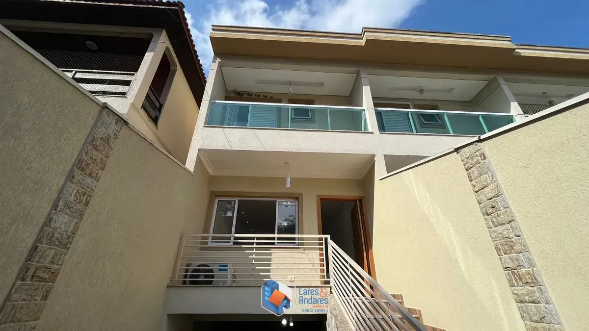 Imagem Sobrado para venda em Jardim Regina com 3 quartos, sendo 3 suítes, 183m²