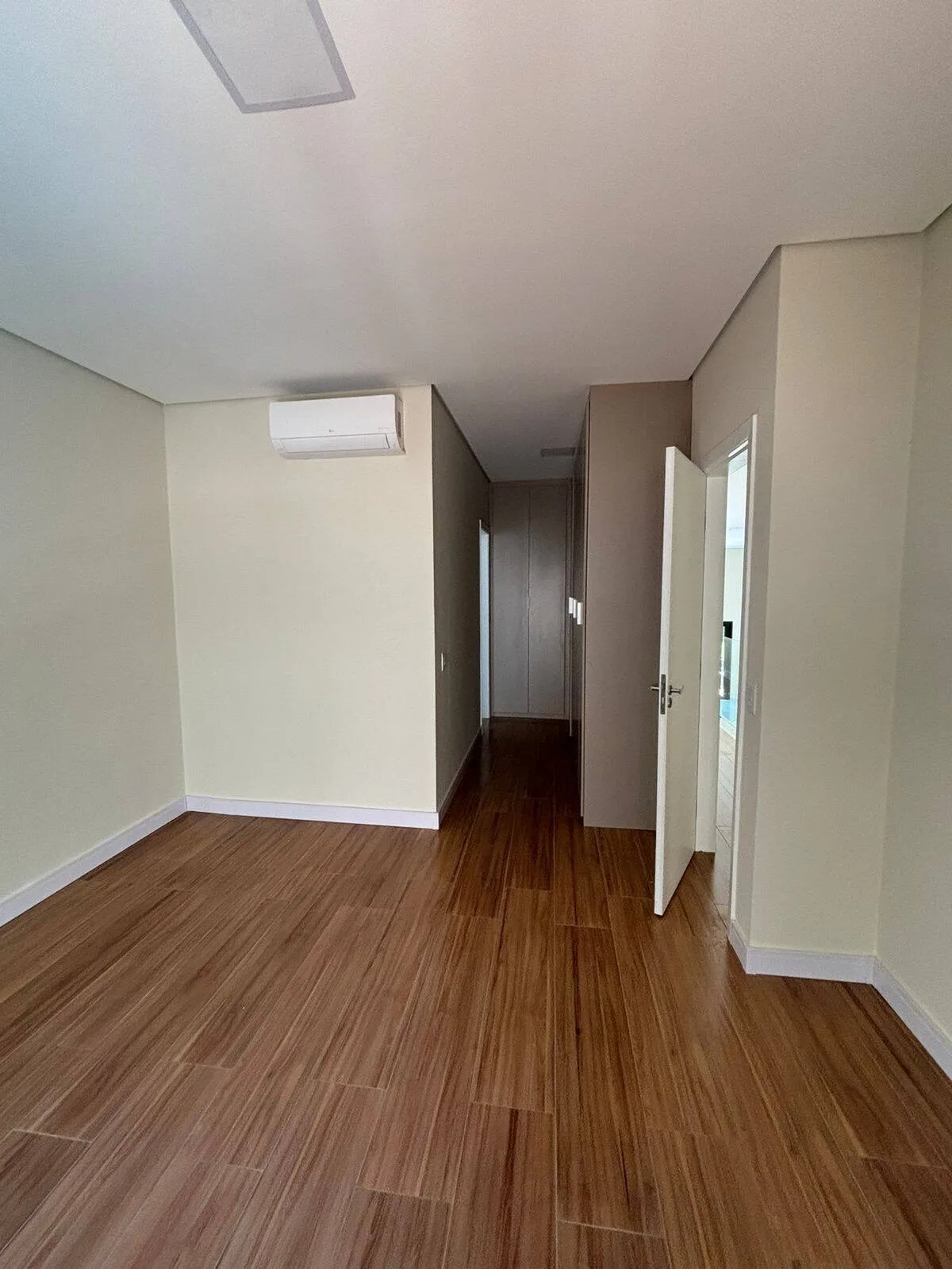 Imagem Casa Nova Planejada em Alphaville - 4 Dormitórios, 2 Suítes, Área de Lazer Completa e 4 Vagas